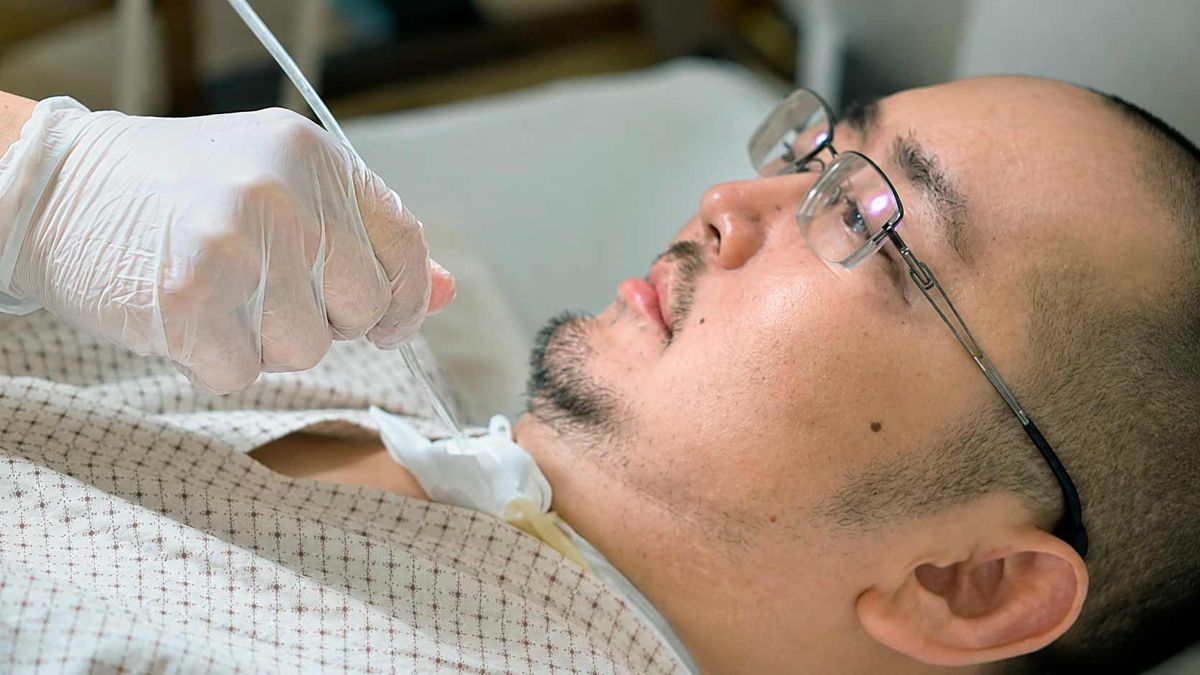 在宅で医療的ケアを行う様子